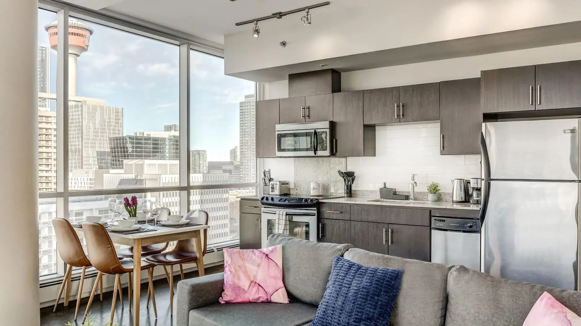 Luxury 2Br Condo - Downtown City Views YYC Canada