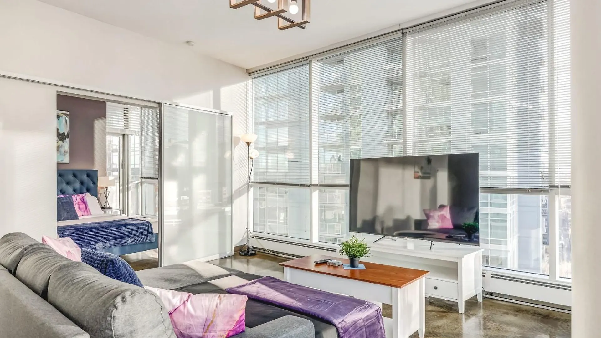 Luxury 2Br Condo - Downtown City Views YYC 0*,  Canada